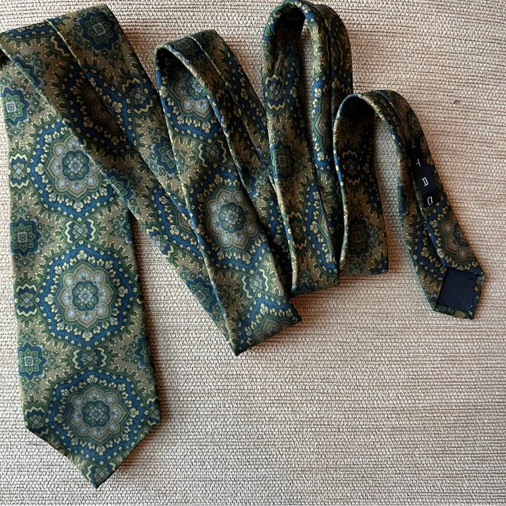 ETRO Designer Silk tie Hand made in Italy  in green with blue abstract